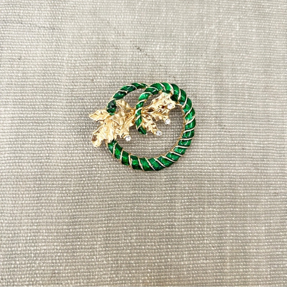 Vintage Green Enamel and Gold Toned Wreath Brooch Rhinestones